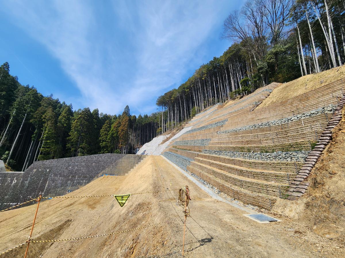 令和7年度
①蛙ヶ谷川事業間連携砂防等（砂防・補正）工事
